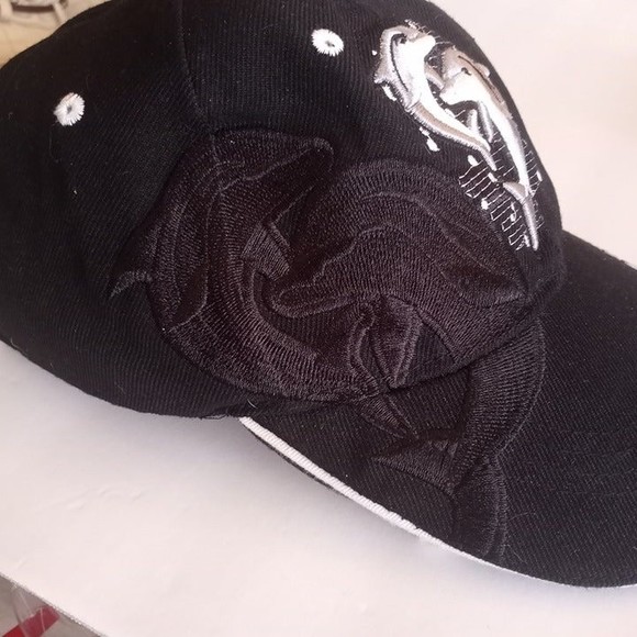 Embroidered hat with dolphins - Picture 2 of 3